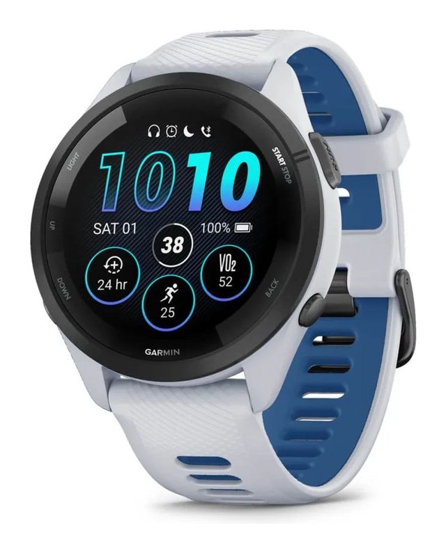 Часы Garmin Forerunner 265 подключены USB-кабелем к ноутбуку для обновления прошивки
