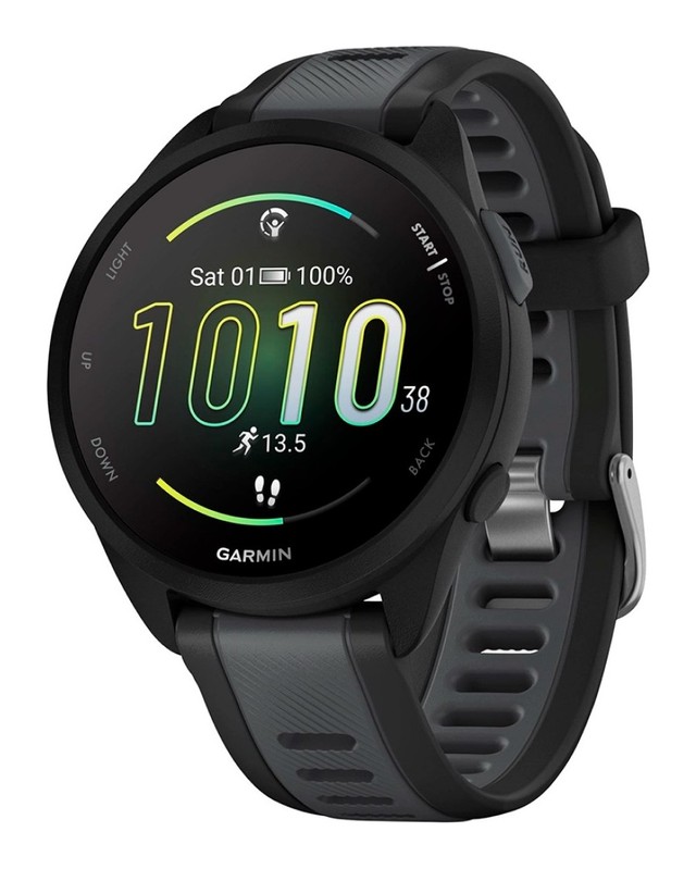 Смарт-часы Garmin Forerunner 165 с силиконовым ремешком рядом с кабелем для зарядки